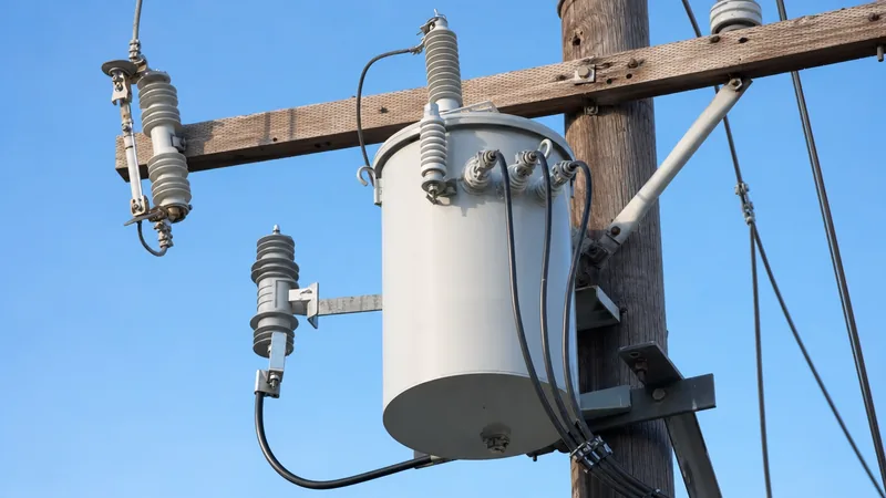 Single phase pole mounted transformer wiring diagram showing primary bushings and secondary split phase service connecti
